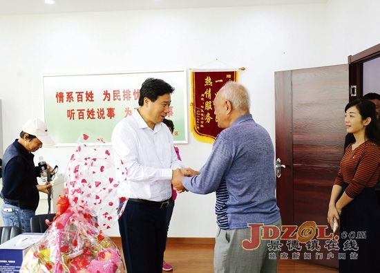 钟志生深入基层了解党员干群对十九大建议