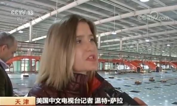 【外眼看中国】中国发展惠及世界 机器人分拣快递外国记者赞叹“太酷了”