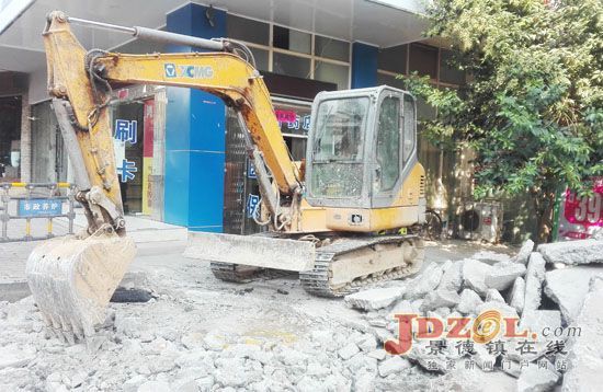 珠山街道莲社路社区维修塌陷路面方便出行