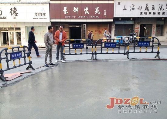 珠山街道莲社路社区维修塌陷路面方便出行