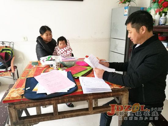 昌工区环卫局到帮扶村入户宣讲十九大精神