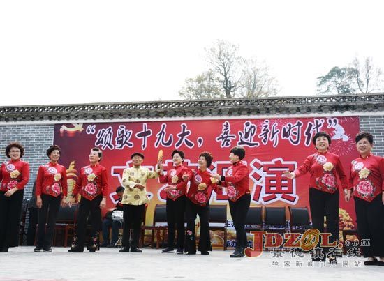 浮梁峙滩镇在古村落以文艺汇演宣传十九大