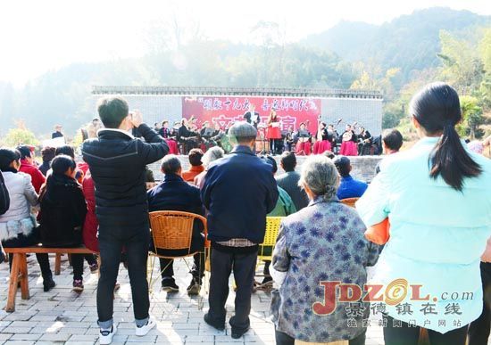 浮梁峙滩镇在古村落以文艺汇演宣传十九大