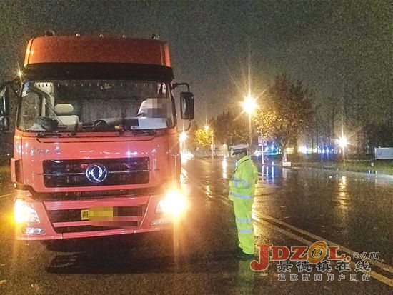 [双创双修]交警二大队雨夜整治大货车违驾