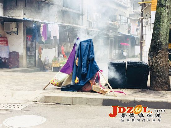 当街焚烧垃圾污染环境