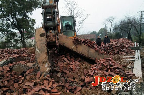 湘湖镇冒雨雪拆除1000平方违建