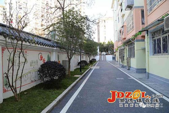 西郊街道月丘里改造居民送锦旗