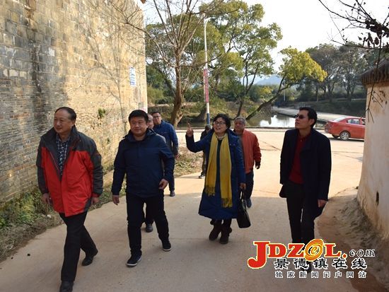 景德镇民革组织爱心人士走访徐坊村贫困户