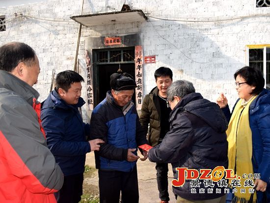 景德镇民革组织爱心人士走访徐坊村贫困户