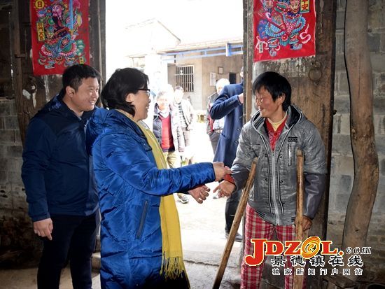 景德镇民革组织爱心人士走访徐坊村贫困户