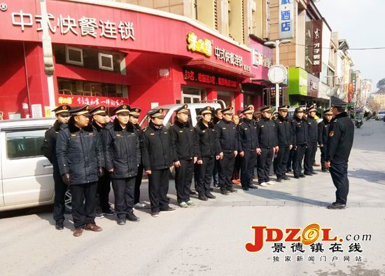 周路口街道迎新春整治市容市貌