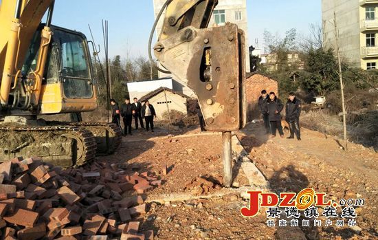 湘湖镇拆除1300平方米违法建筑