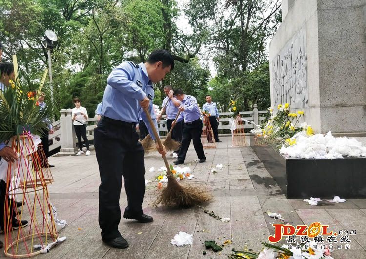 乐平市公安交警开展祭扫革命烈士陵园活动
