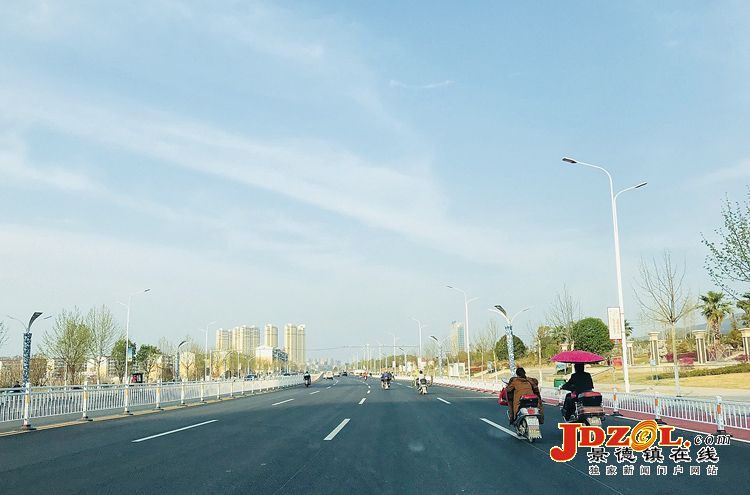 [双创双修]景德东大道：路面沥青摊铺完毕