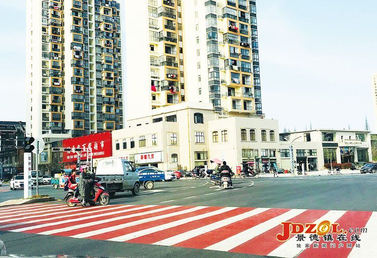 [双创双修]景德东大道：路面沥青摊铺完毕
