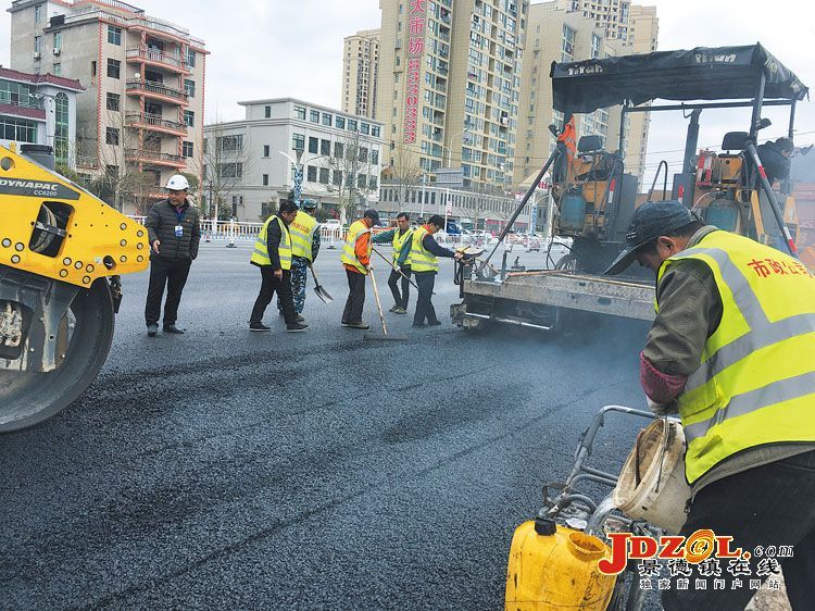 我市“双创双修”道路修复工程进展顺利