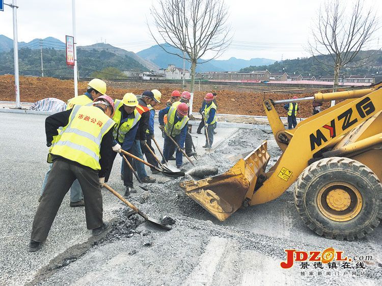 我市“双创双修”道路修复工程进展顺利