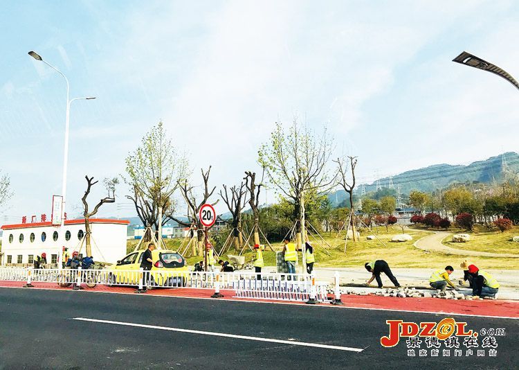 [双创双修]景德东大道：路面沥青摊铺完毕