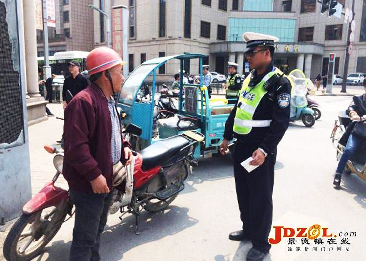 [双创双修]交警出重拳整治违停卸货大货车