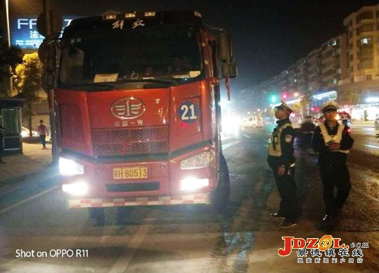[双创双修]交警出重拳整治违停卸货大货车