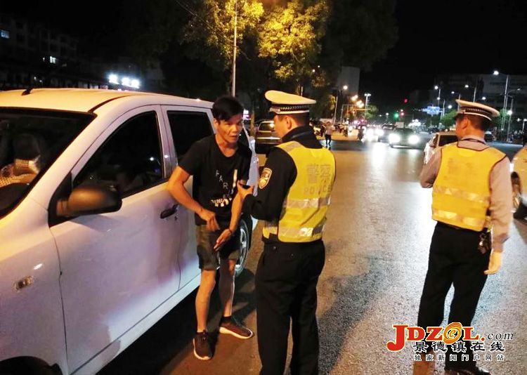 [双创双修]乐平市交警整治非法使用远光灯