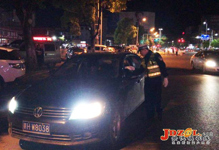 [双创双修]乐平市交警整治非法使用远光灯