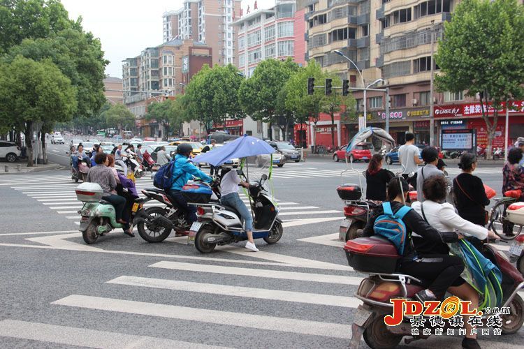 [双创双修]梨树园路口:三轮车违规现象严重