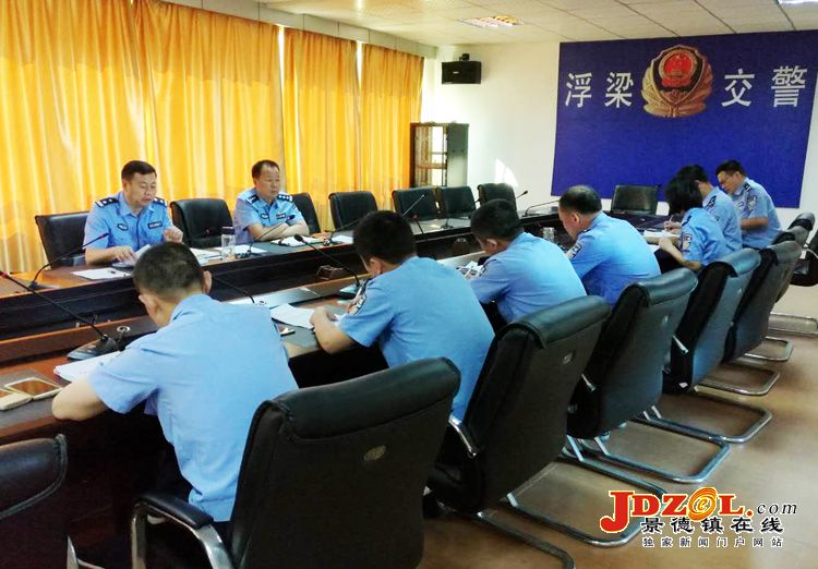 [双创双修]浮梁交警开展道路运输扬尘整治