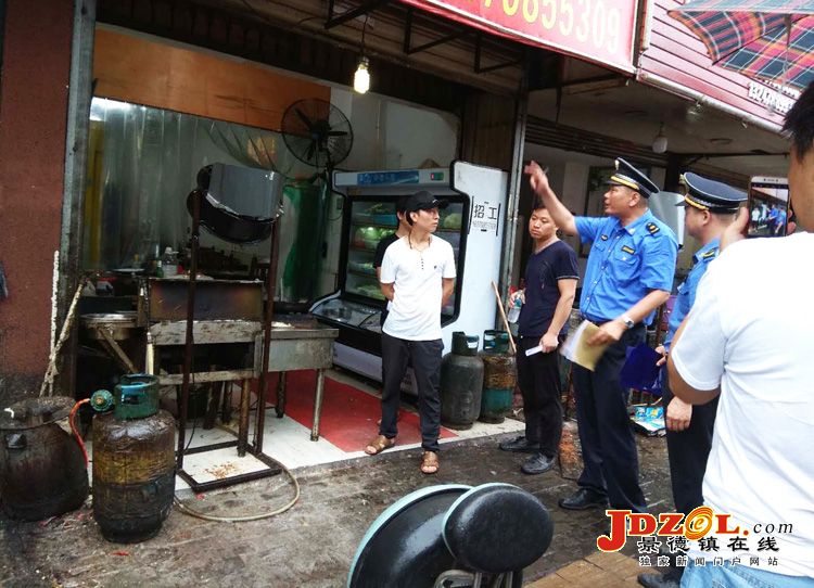 [双创双修]竟成城管集中整治违规出店经营