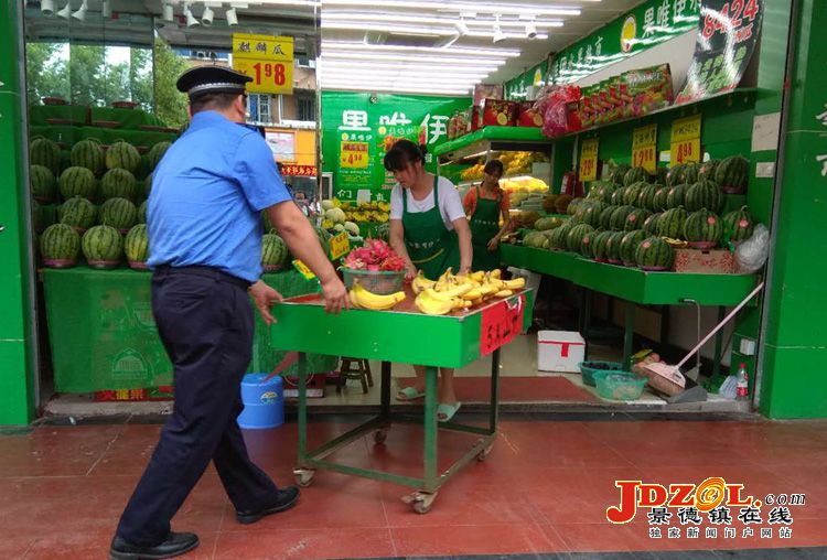 [双创双修]昌河街道城管集中整治占道经营