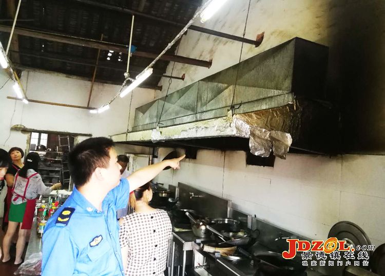 [双创双修]高新区城管：开展餐饮油烟治理