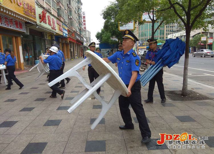 [双创双修]周路口街道城管整治不文明行为