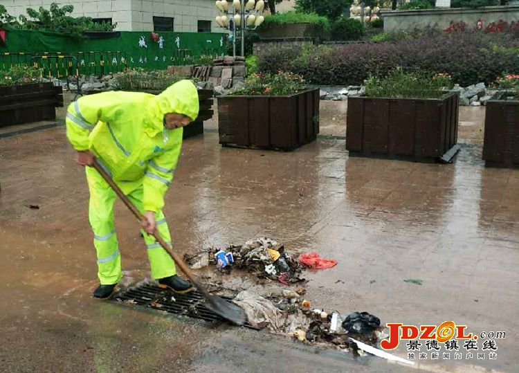 [双创双修]暴雨肆虐昌江环卫工人雨中坚守