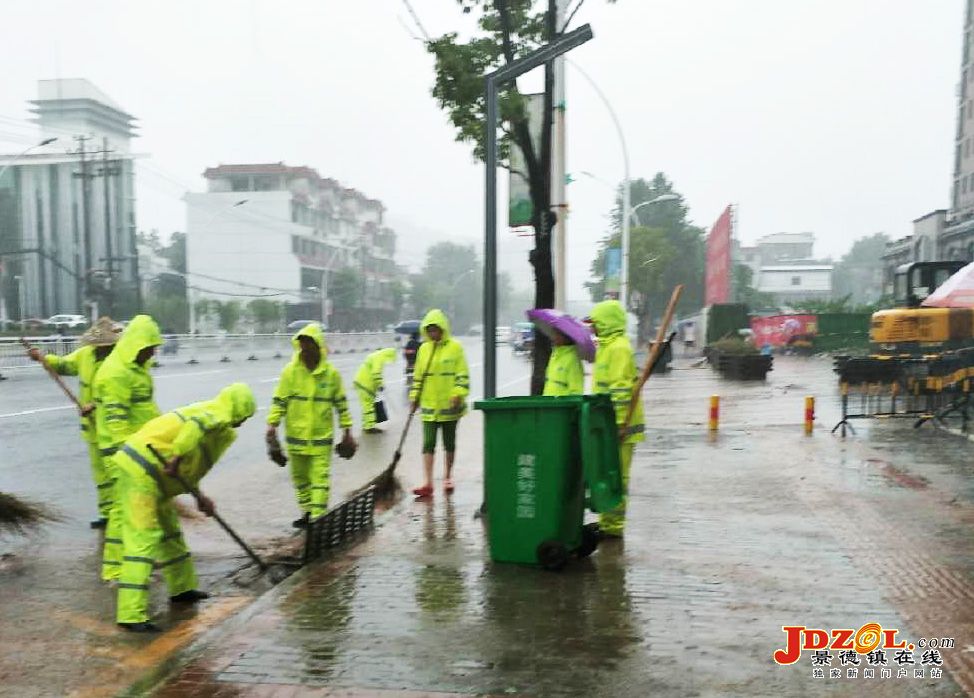 [双创双修]暴雨肆虐昌江环卫工人雨中坚守