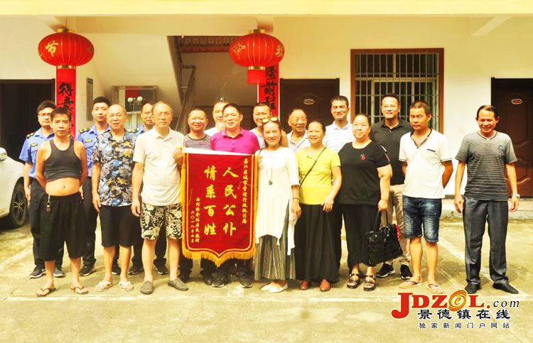 [双创双修]昌江城管灾后清垃圾村民送锦旗