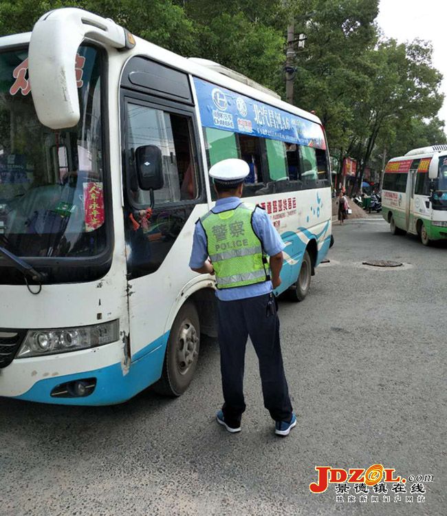 [双创双修]乐平交警联合集中整治客车乱象