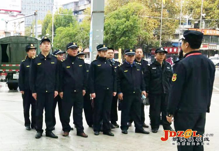 [双创双修]周路口城管整治解放路五小行业