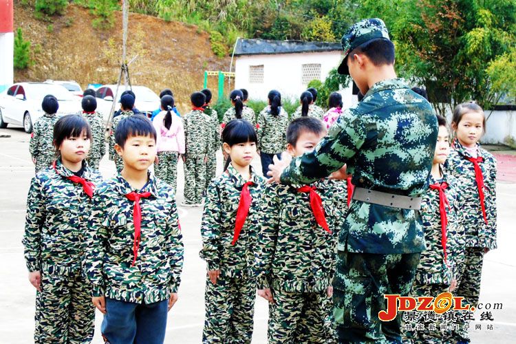 丽阳镇八一小学：组织学生开展军事化训练