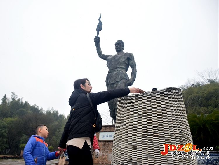 【新春走基层】古窑新春年味浓全国各地游客体验陶瓷文化