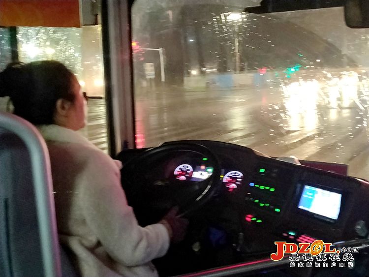 【新春走基层】瓷都公交驾驶员的除夕夜值守