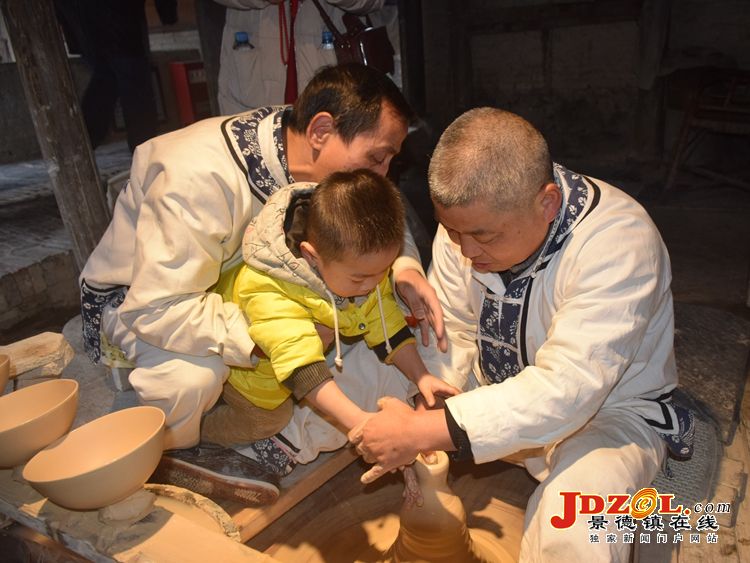 【新春走基层】古窑新春年味浓全国各地游客体验陶瓷文化
