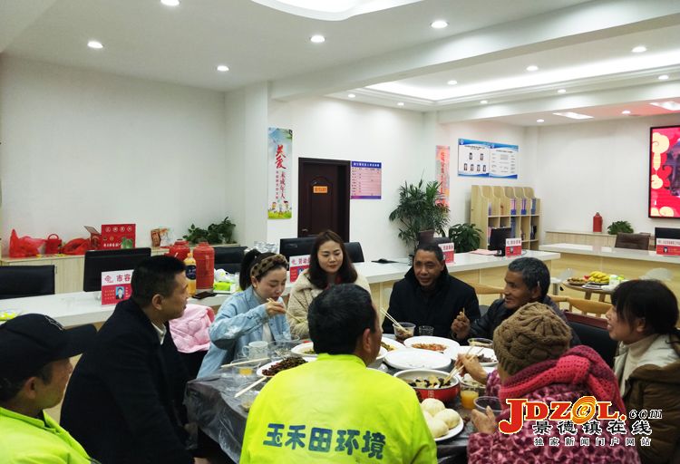 【新春走基层】社区志愿者陪三无老人吃年夜饭