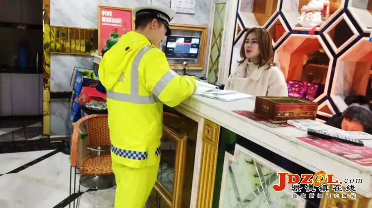 [双创双修]交警新厂中队进酒家签订承诺书