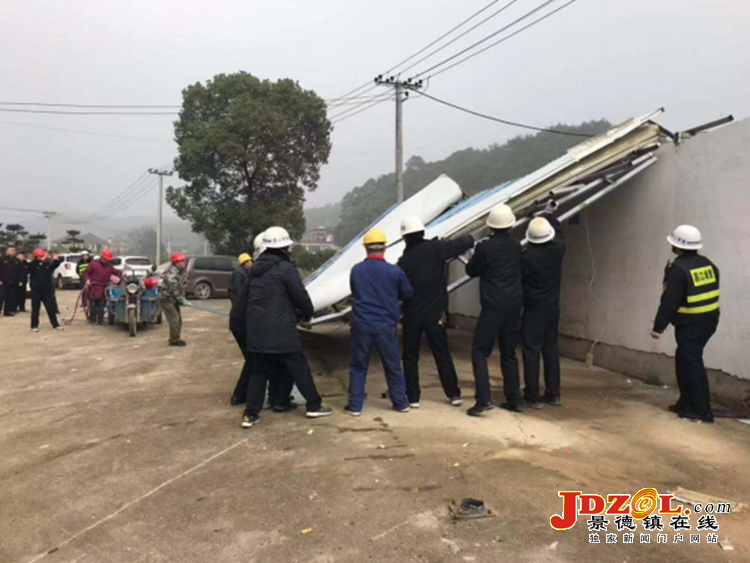 [双创双修]昌江城管拆除景区沿线违章建筑