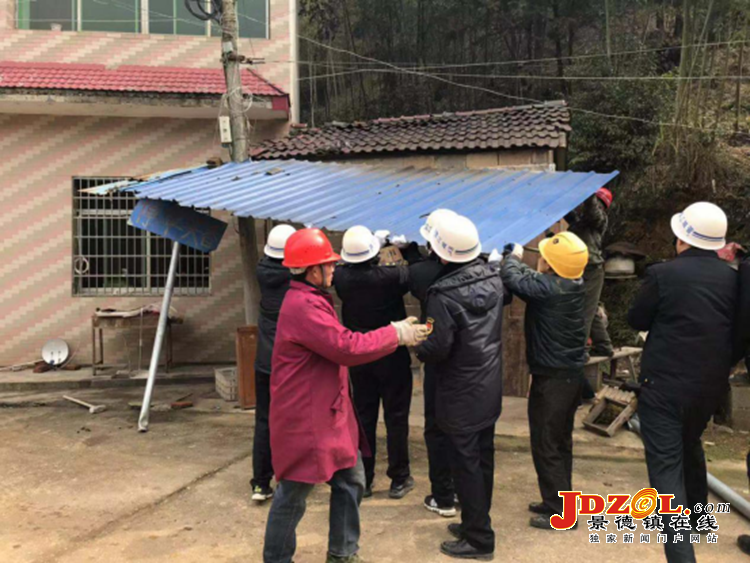 [双创双修]昌江城管拆除景区沿线违章建筑
