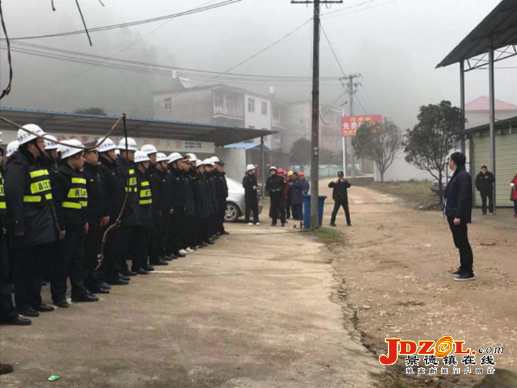 [双创双修]昌江城管拆除景区沿线违章建筑