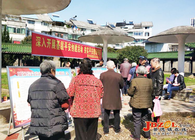 里村街道庆安社区：开展扫黑除恶宣传活动