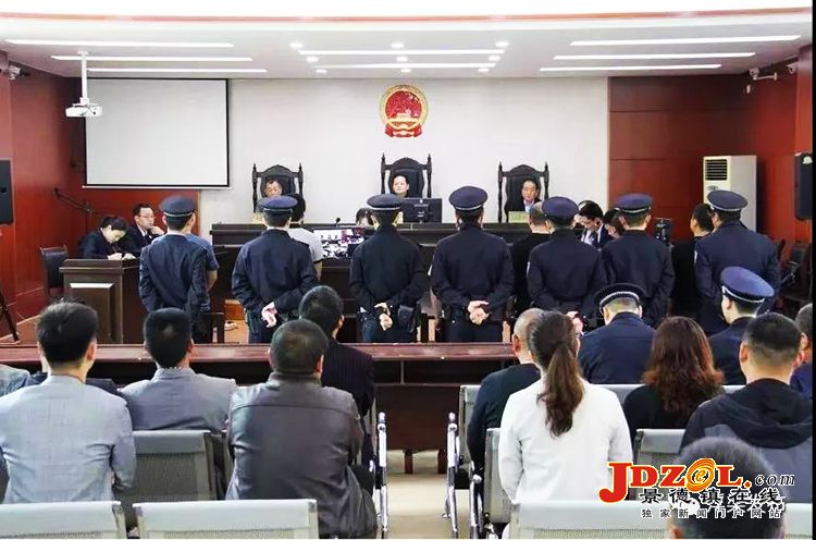 浮梁县法院依法开庭审理一涉恶案件