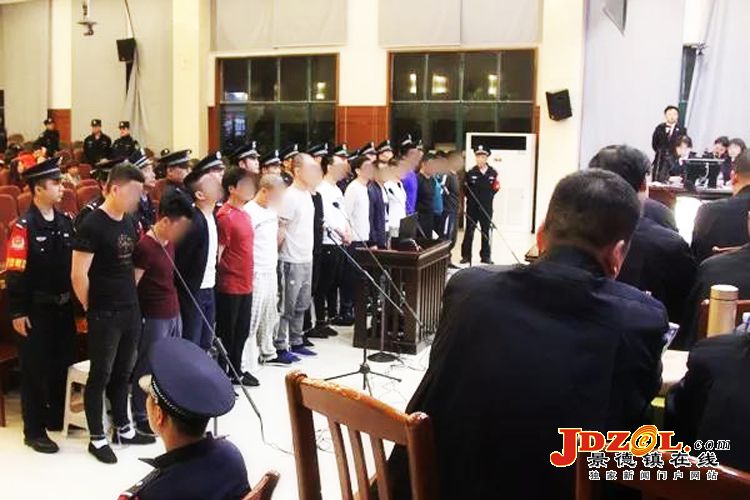 珠山法院开庭审理被告人余某锋15人涉黑案
