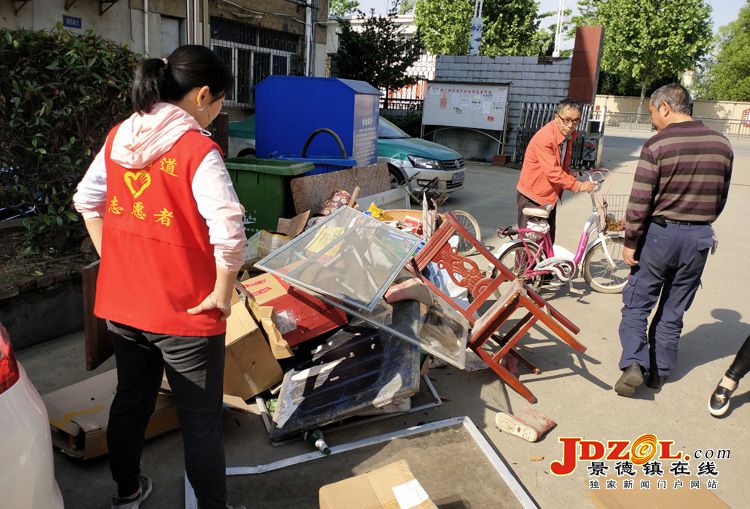 [双创双修]南河社区集中整治小区楼道卫生